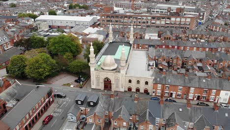 Drohnenaufnahme-Einer-Moschee-In-Der-Nähe-Der-Green-Lane-Road,-Einem-Mehrheitlich-Muslimischen-Gebiet-In-Leicester,-Großbritannien