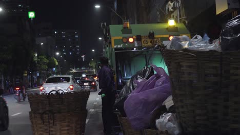 Die-Frühmorgendlichen-Müllarbeiter,-Die-Den-Müll-Rund-Um-Die-Stadt-Bangkok-Aufsammeln