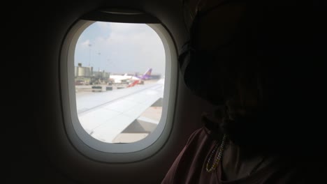 Blick-Durch-Das-Flugzeugfenster-Beim-Parken-Am-Flughafen