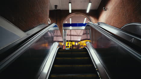 Punto-De-Vista-Del-Pasajero-Montando-Escaleras-Mecánicas-En-La-Estación-Waterloo-De-Londres