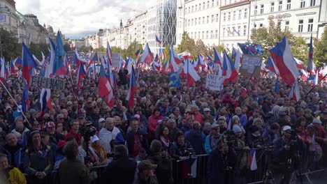 Nationalist-crowd-demonstrating-against-EU-at-Wenceslas-square,-Prague
