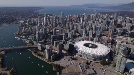 Bc-Place-Stadion-Und-Die-Skyline-Von-Yaletown,-Sonnig,-Herbsttag-In-Vancouver---Luftbild