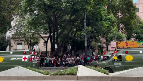 Aufnahme-Des-Vormarsches-Von-Krankenwagen-Während-Der-Parade-Der-Mexikanischen-Armee-In-Mexiko-Stadt