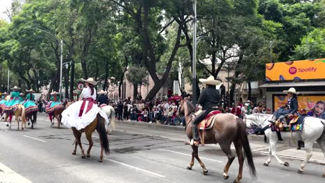 Aufnahme-Der-Traditionen-Der-Charro-Frauen-In-Mexiko-Stadt-Während-Der-Militärparade-In-Mexiko-Stadt