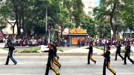 Aufnahme-Des-Vormarsches-Der-Pikeniere-Während-Der-Parade-Der-Mexikanischen-Armee-In-Mexiko-Stadt
