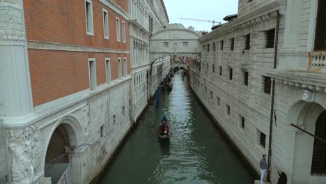 4K-Antenne-Von-San-Marco,-Der-Rialto-Brücke-Und-Den-Kanälen-In-Venedig,-Italien-An-Einem-Bewölkten-Tag