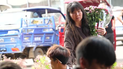 Kunming,-Yunnan,-China---1.-September-2022:-Alte-Damenfloristin-Auf-Dem-Kunming-Dounan-Blumenmarkt