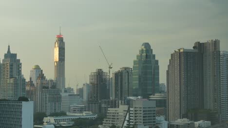 Luftaufnahme-Des-Wolkenkratzergebäudes-Im-Stadtzentrum-Von-Bangkok-Mit-Hintergrund-Des-Sonnenunterganghimmels