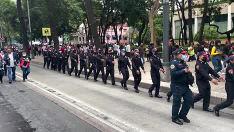 Schuss-Von-Polizeiformationen-Während-Der-Militärparade-In-Mexiko-Stadt