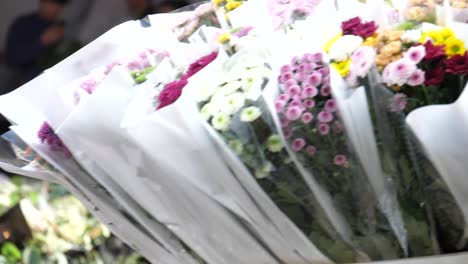 Kunming,-Yunnan,-China---1.-September-2022:-Eine-Frau-Trägt-Dutzende-Von-Blumensträußen-In-Einem-Karren-Auf-Dem-Kunming-Dounan-Blumenmarkt