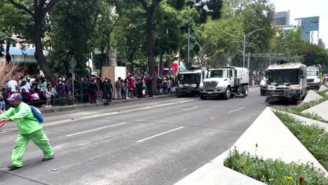 Toma-Del-Servicio-De-Limpieza-De-La-Ciudad-De-Mexico-Apoyando-La-Labor-Del-Desfile-Militar-De-La-Ciudad-De-Mexico