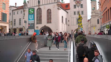 La-Gente-Usa-Las-Escaleras-Mecánicas-A-La-Estación-De-Metro-Munich-Marienplatz