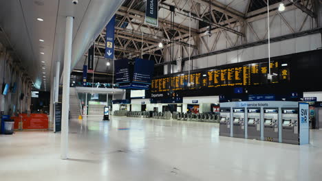 La-Estación-De-Tren-De-Waterloo-De-Londres-Está-Vacía-Durante-El-Bloqueo-Del-Coronavirus,-Inglaterra