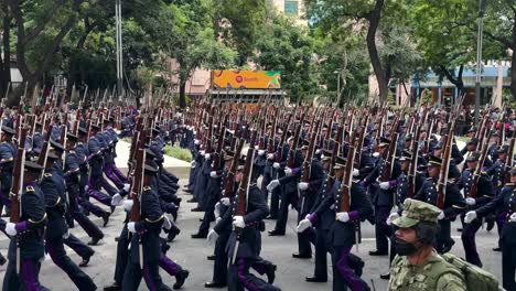 Aufnahme-Des-Vormarsches-Der-Schwertkämpfer-Während-Der-Parade-Der-Mexikanischen-Armee-In-Mexiko-Stadt