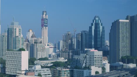 Luftaufnahme-Des-Wolkenkratzergebäudes-Im-Stadtzentrum-Von-Bangkok-Mit-Hintergrund-Des-Sonnenunterganghimmels