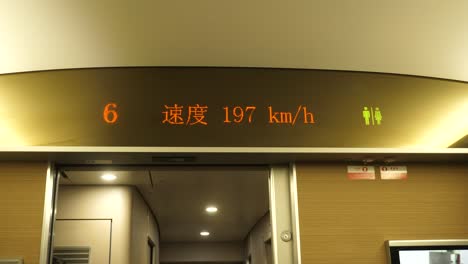 Indicador-De-Velocidad-En-El-Panel-De-Trenes-De-Alta-Velocidad,-Kunming,-Yunnan,-China-El-2-De-Septiembre-De-2022