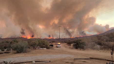 Unidades-De-Vehículos-De-Emergencia-Por-Llamas-Y-Humo-Por-Incendios-Forestales-En-California