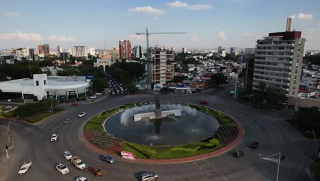 Aerial-view-towards-the-Minerva-statue-at-a-traffic-circle,-in-sunny-Guadalajara,-Mexico