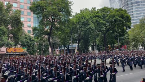 Toma-Del-Avance-Del-Pelotón-De-Francotiradores-De-La-Marina-Armada-Durante-El-Desfile-Del-Ejército-Mexicano-En-La-Ciudad-De-México-En-La-Avenida-Paseo-De-La-Reforma
