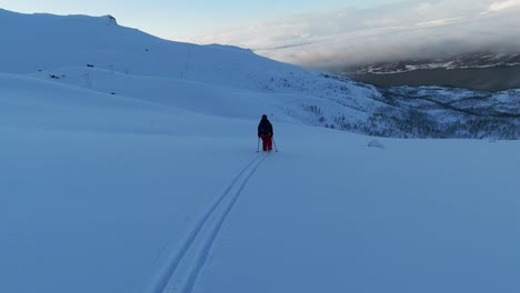 Skiing-down-to-mountain-side-in-winter-time-Norway