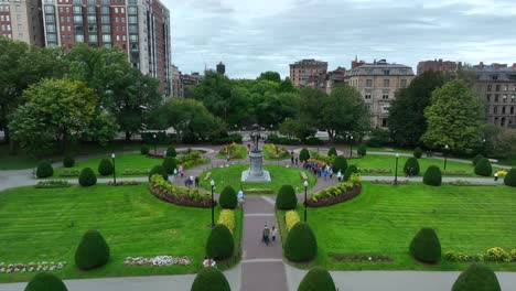 La-Gente-Disfruta-Del-Jardín-Público-En-Boston