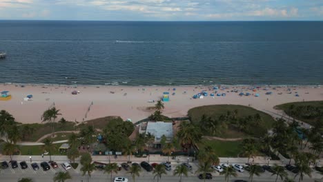 Vogelperspektive-Luftaufnahme-Von-Straßen-Und-Leichtem-Verkehr-In-Pompano-Beach,-Florida-Usa,-Top-down-drohnenaufnahme,-A1a,-Atlantischer-Ozean
