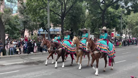 Schuss-Der-Charro-Frauen-Von-Mexiko-Stadt-Während-Der-Militärparade-Von-Mexiko-Stadt