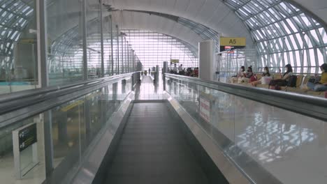 Sehen-Sie-Sich-Die-Rolltreppe-Im-Flughafenterminal-Des-Flughafens-Suvarnabhumi-An,-Während-Sie-Sich-Auf-Der-Rolltreppe-Im-Flughafenterminal-Bewegen