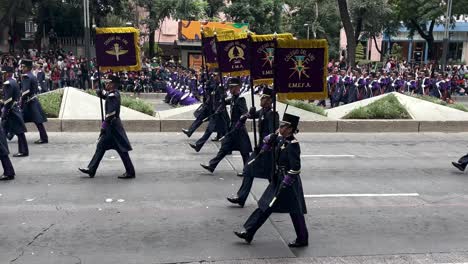Toma-Del-Avance-Del-Pelotón-De-Soldados-águila-Durante-El-Desfile-Del-Ejército-Mexicano-En-La-Ciudad-De-México