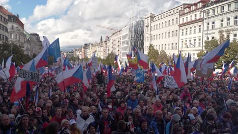 Antieuropäische-Nationalistische-Menge,-Die-Mit-Tschechischen-Fahnen-Demonstriert,-Prag