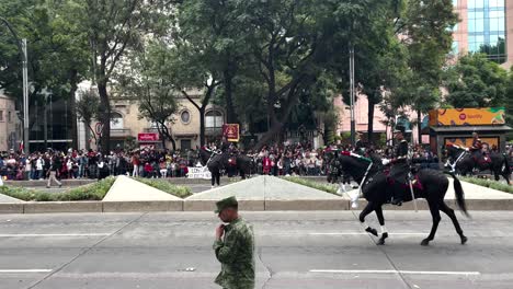 Aufnahme-Der-Berittenen-Elitegarde,-Die-Während-Der-Militärparade-In-Mexiko-Stadt-Vorrückt