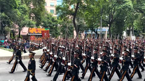 Aufnahme-Des-Vormarsches-Des-Scharfschützenkorps-Während-Der-Parade-Der-Mexikanischen-Armee-In-Mexiko-Stadt