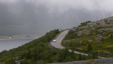 Tesla-Conduciendo-Con-Cuidado-En-La-Carretera-Costera-Del-Norte-De-Noruega