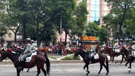 Toma-Del-Avance-De-Las-Fuerzas-Montadas-De-La-Guardia-Civil-Durante-El-Desfile-Militar-En-La-Ciudad-De-México