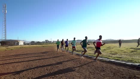 Corredores-Haciendo-Ejercicio-En-Una-Pista-De-Atletismo-Cerca-De-Addis-Abeba,-Etiopía