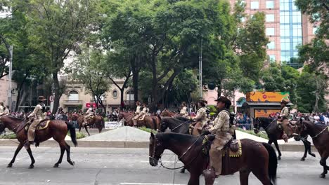 Schuss-Der-Berittenen-Polizeiparade-Aus-Den-Hohen-Bergen-Von-Mexiko-Stadt
