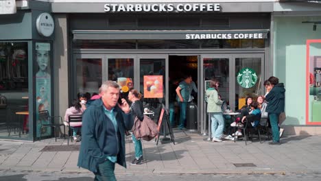 Leute-Kaufen-Kaffee-Bei-Starbucks-In-München