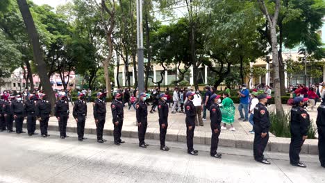 Aufnahme-Einer-Reihe-Von-Polizisten,-Die-Während-Der-Militärparade-In-Mexiko-Stadt-Hilfe-Leisten