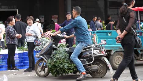 Kunming,-Yunnan,-China---September-1,-2022:-a-man-delivers-flowers-on-a-motorbike-at-the-Kunming-Dounan-Flower-Market