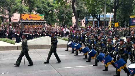 Aufnahme-Des-Fortschritts-Des-Musikerkorps-Während-Der-Parade-Der-Mexikanischen-Armee-In-Mexiko-Stadt