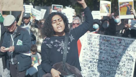 Mujer-Se-Corta-El-Pelo-En-Protesta-Contra-El-Régimen-Iraní