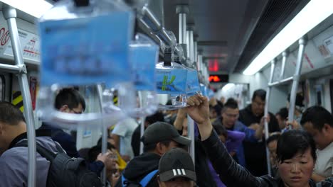 Pasajeros-Dentro-Del-Metro,-Kunming,-Yunnan,-China-El-2-De-Septiembre-De-2022