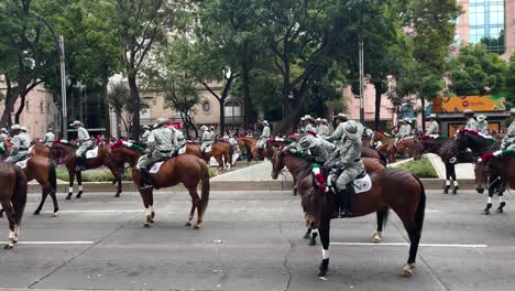 Aufnahme-Der-Berittenen-Soldaten,-Die-Darauf-Warten,-Während-Der-Militärparade-In-Mexiko-Stadt-Voranzukommen