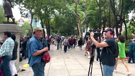 Toma-De-Desfile-De-Un-Reportero-Siendo-Entrevistado-Durante-El-Desfile-Militar-De-La-Ciudad-De-México