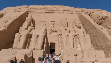 Touristen-Am-Haupteingang-Von-Abu-Simbel-In-Ägypten