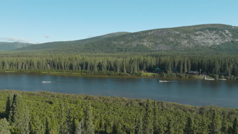 Schöne-Weitwinkel-Luftaufnahme-Von-Motorisierten-Kanus,-Die-In-Der-Wildnis-Von-Neufundland-Und-Labrador,-Kanada,-Den-Fluss-Hinauffahren
