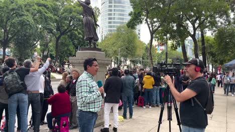 Toma-De-Desfile-De-Un-Reportero-Entrevistando-A-Personas-Durante-El-Desfile-Militar-En-La-Ciudad-De-México