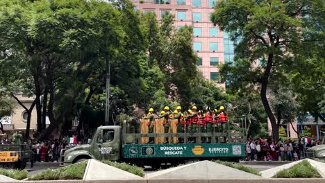 Aufnahme-Des-Vormarsches-Der-Such--Und-Rettungszüge-Während-Der-Parade-Der-Mexikanischen-Armee-In-Mexiko-Stadt