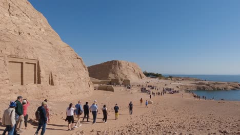 Einspielung,-Gruppe-Von-Touristen,-Die-Außerhalb-Des-Tempelkomplexes-Von-Abu-Simbel,-Ägypten,-Spazieren
