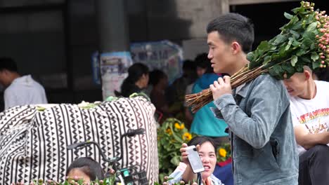 Kunming,-Yunnan,-China---1-De-Septiembre-De-2022:-Un-Hombre-Trae-Flores-En-El-Mercado-De-Flores-De-Kunming-Dounan